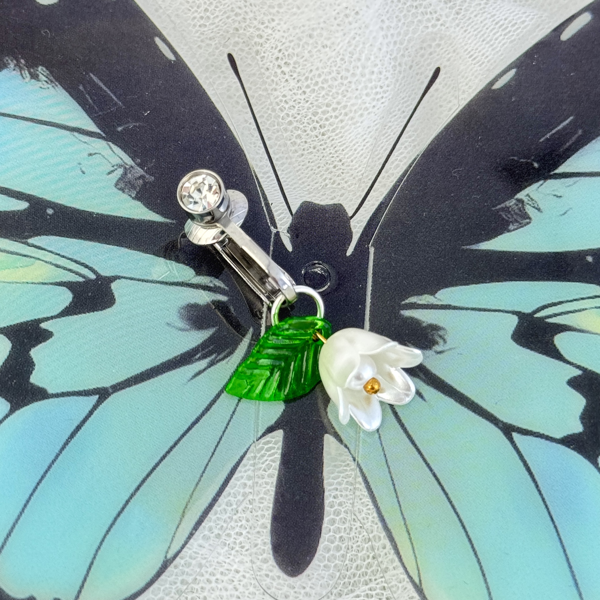 Gardenia petal navel clip