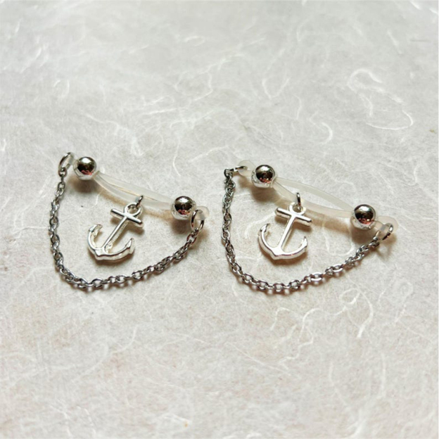 Nipple ring with chain and anchor-Thyye