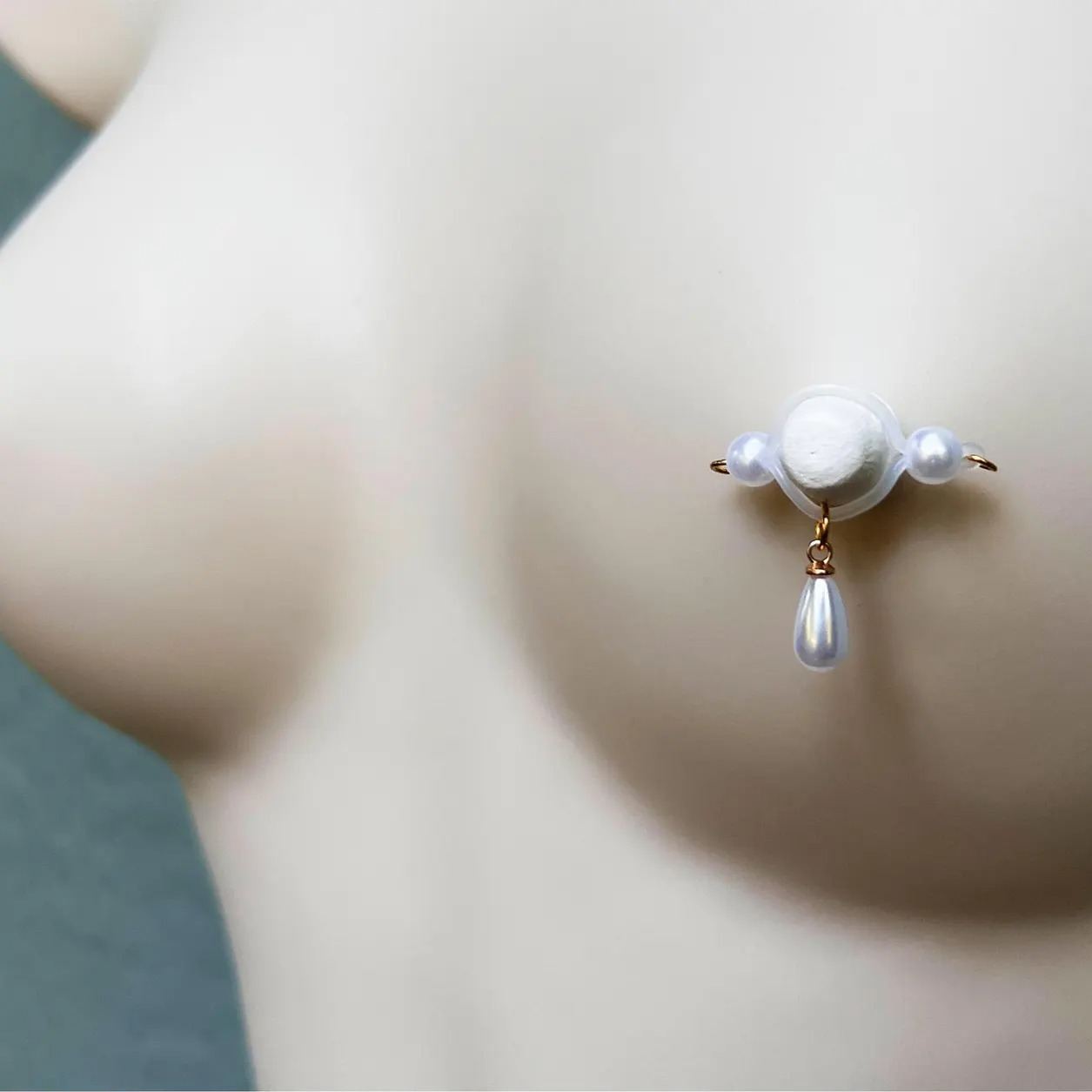 Non-piercing nipple jewelry with pearl pendants
