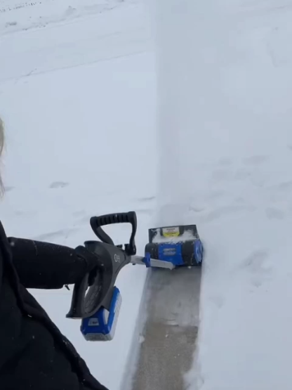 Foldable lithium snowblower, clears 100m² of snow in just 3 minutes! 🌨️❄️ Effortlessly through the entire winter! ⛄🔋