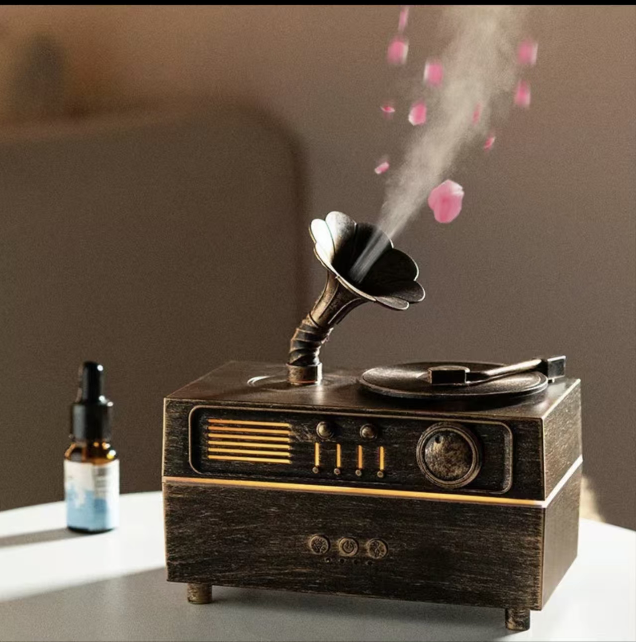 Vintage-style gramophone aroma diffuser and humidifier, suitable for yoga studios, bedrooms, offices, and home environments; features remote control, timer settings, and automatic shut-off functions.