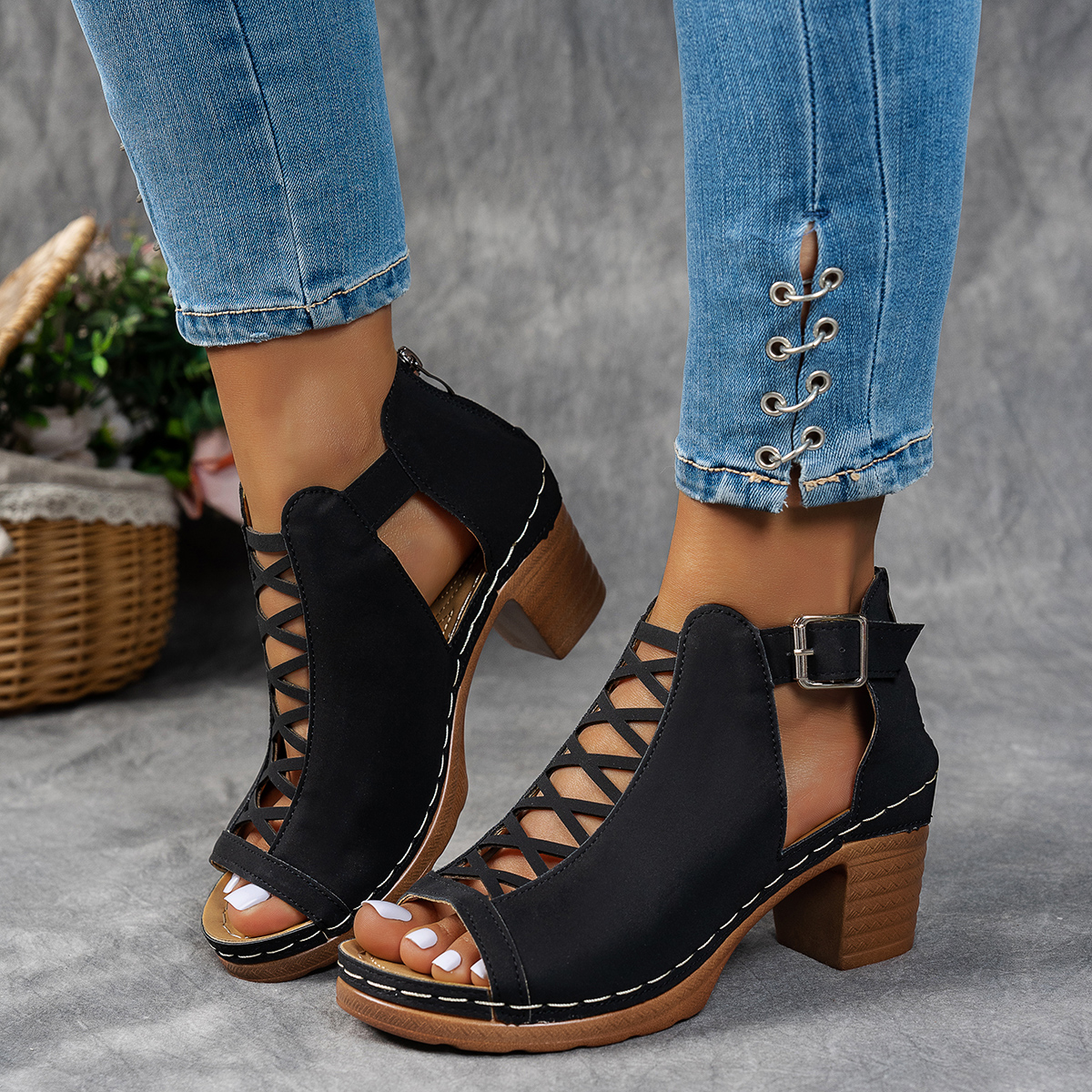 Exclusive Fashion Hollow Breathable Chunky Heel Sandals