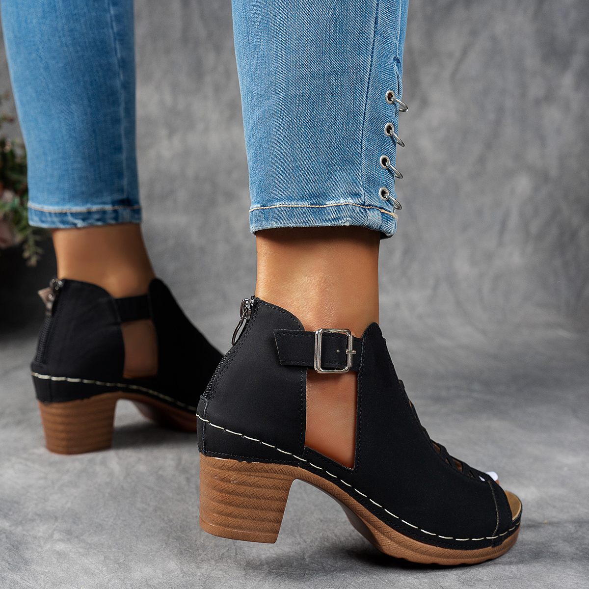 Exclusive Fashion Hollow Breathable Chunky Heel Sandals