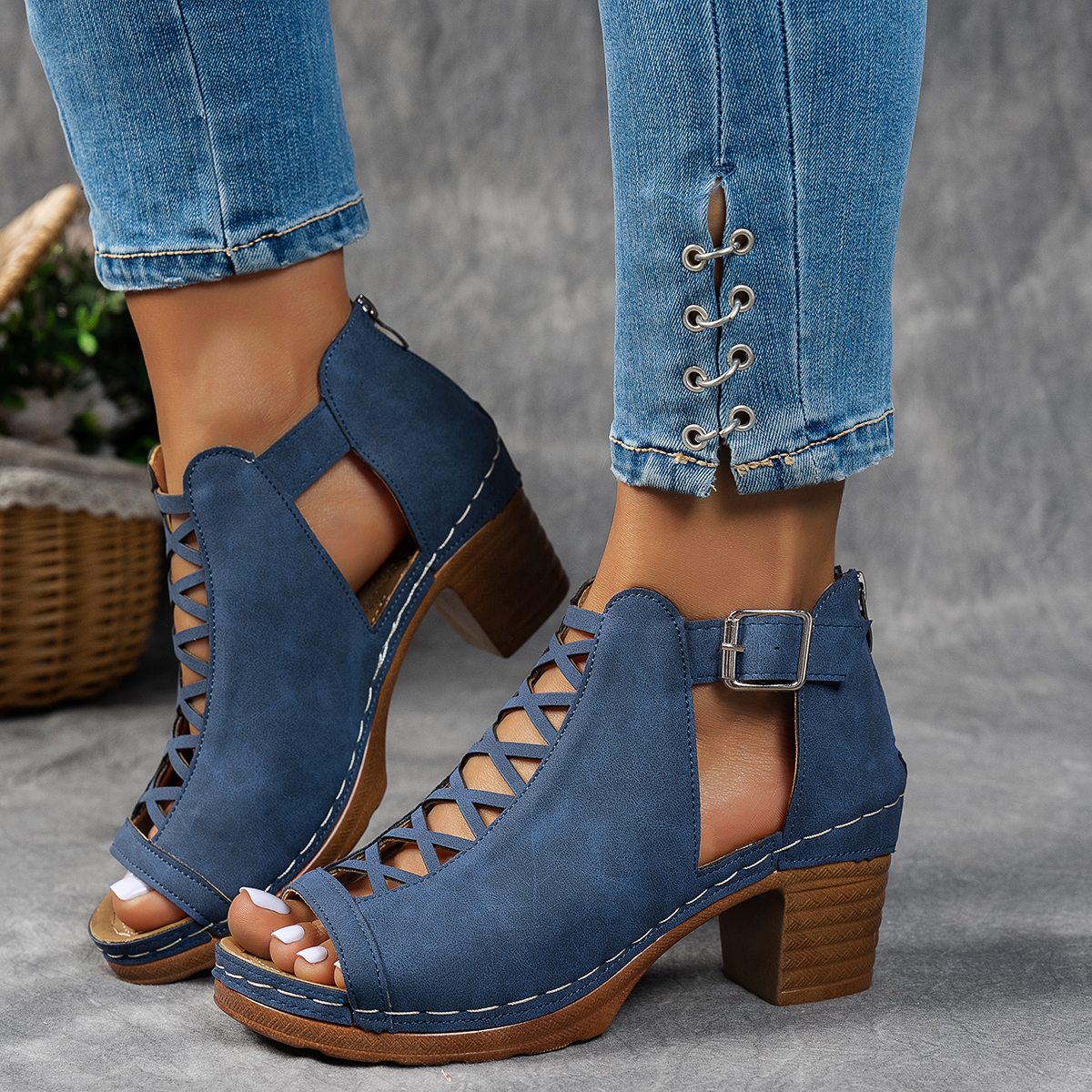 Exclusive Fashion Hollow Breathable Chunky Heel Sandals