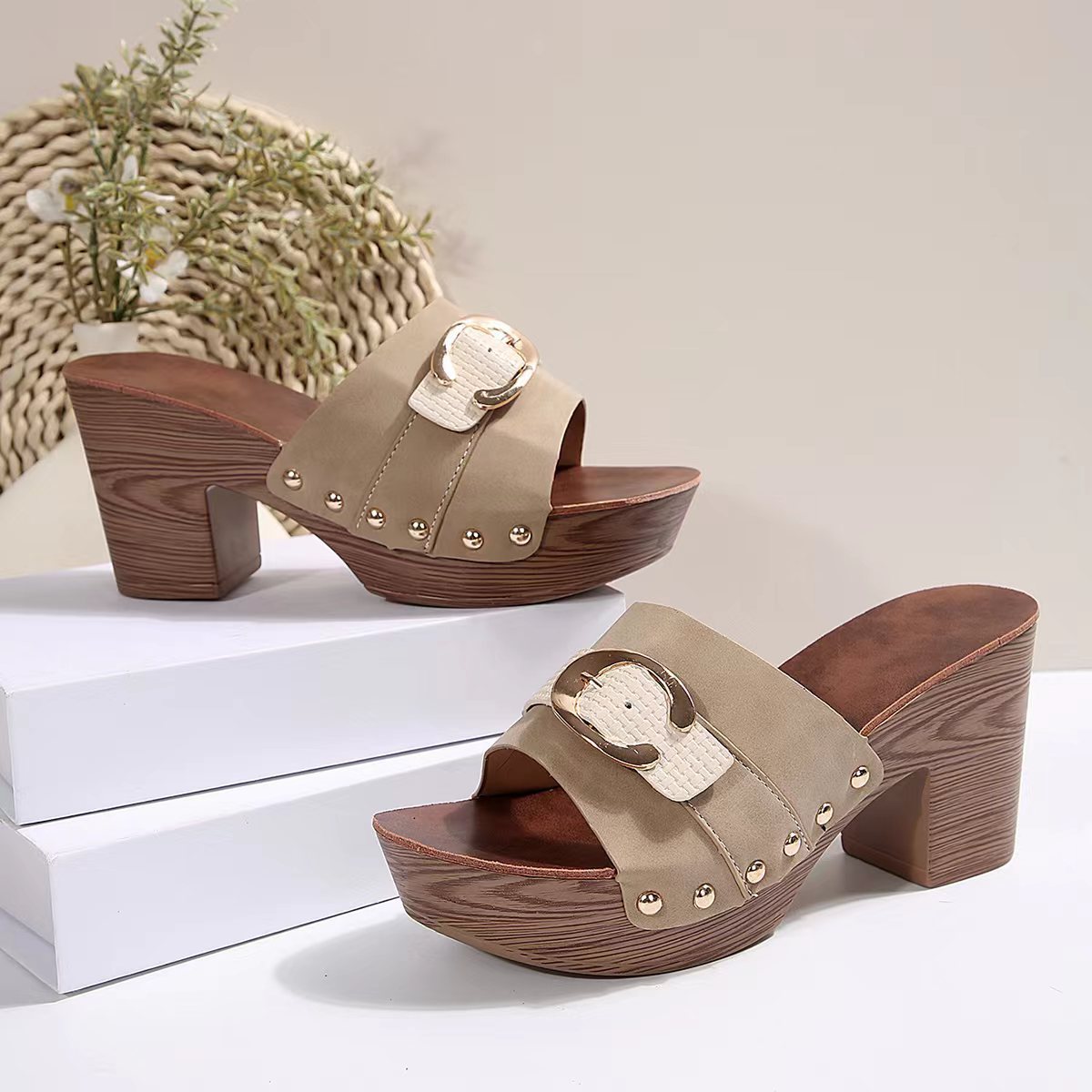 🔥Last Day Promotion 50% OFF - Thick-soled Fashionable Rivet Slippers