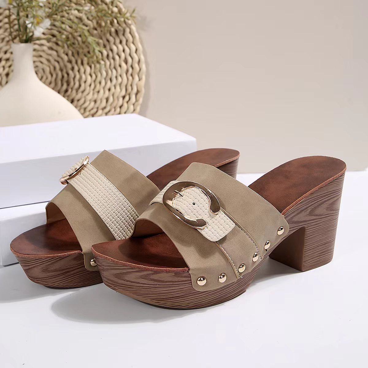 🔥Last Day Promotion 50% OFF - Thick-soled Fashionable Rivet Slippers