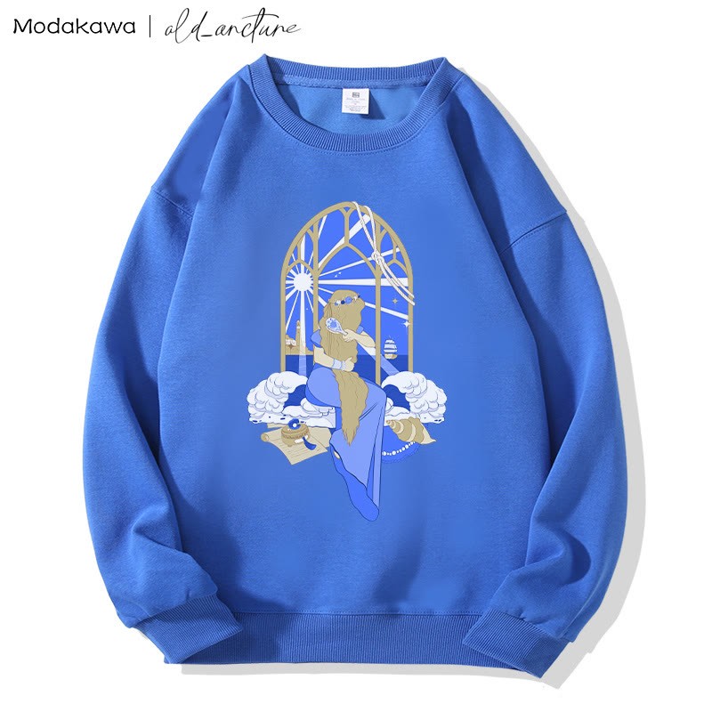 MODAKAWA X old_arcture Sweatshirt mit Aufdruck „Blondes Mädchen bürstet Haare“ und Rundhalsausschnitt - Blue - 5XL - image 3