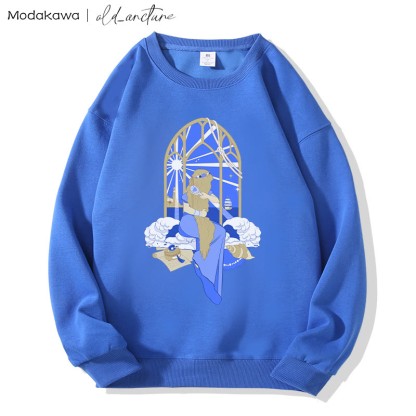 MODAKAWA X old_arcture Sweatshirt mit Aufdruck „Blondes Mädchen bürstet Haare“ und Rundhalsausschnitt - Blue - 5XL - image 3