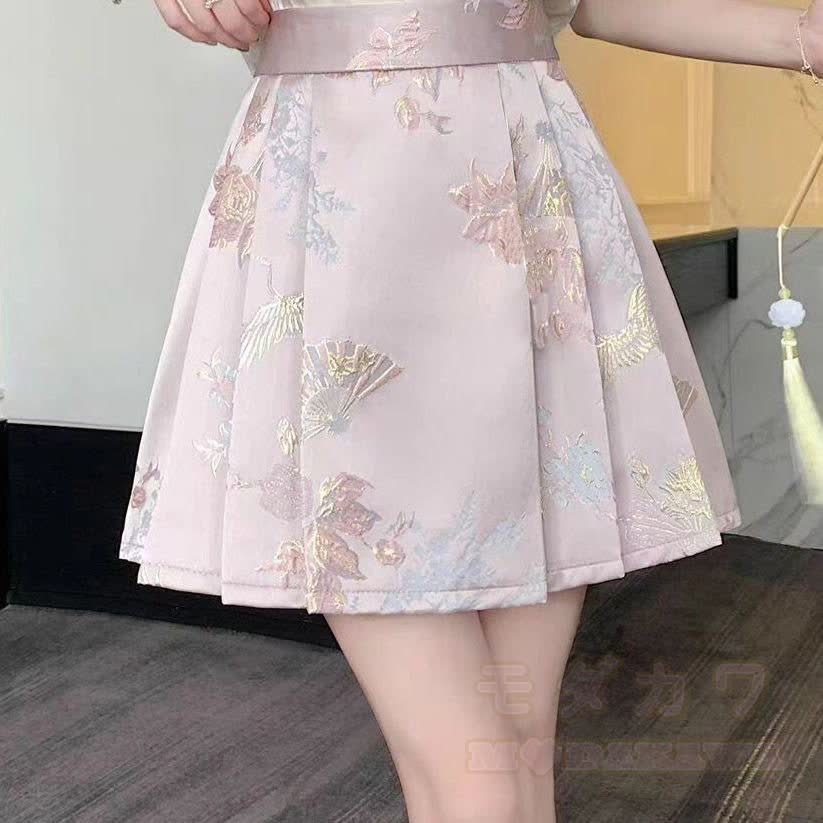 Ein schulterfreies Top mit Schmetterlingsgrafik, dazu passender Faltenrock und Outfit - image 4