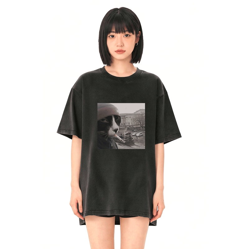 Modakawa Unisex Vintage Washed T-Shirt mit Straßenrauchkatzen-Motiv - image 3