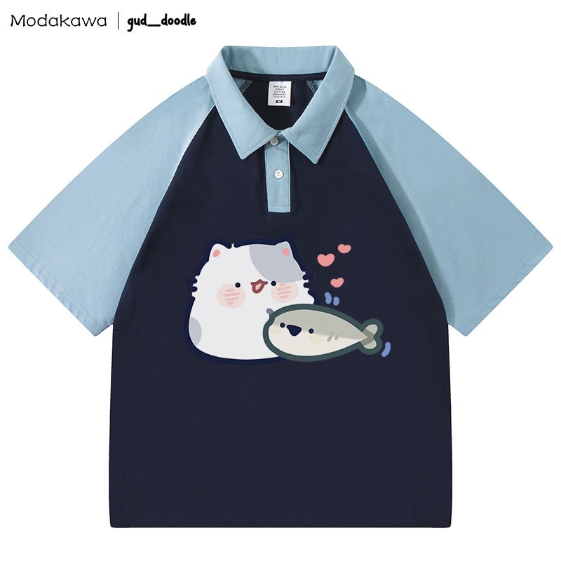 MODAKAWA X gud_doodle Polo-T-Shirt mit „Kitty Fish“-Buchstabendruck - Purplish Blue&Blue - 4XL - image 3