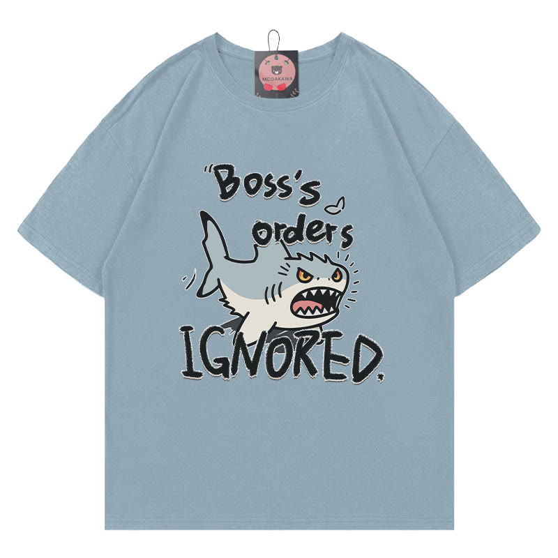 BOSS'S ORDERS IGNORED – Modakawa-T-Shirt mit Hai-Buchstabenprint - Dusty Blue - 5XL - image 2