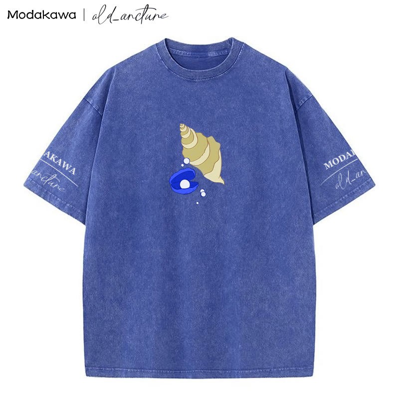 MODAKAWA X old_arcture – T-Shirt mit „Blondes Mädchen bürstet Haare“ und Muschel-Print im Vintage-Look - image 1