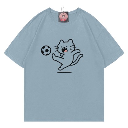 T-Shirt mit Katzenmotiv beim Fußballspielen - Slate Blue - 5XL - image 2