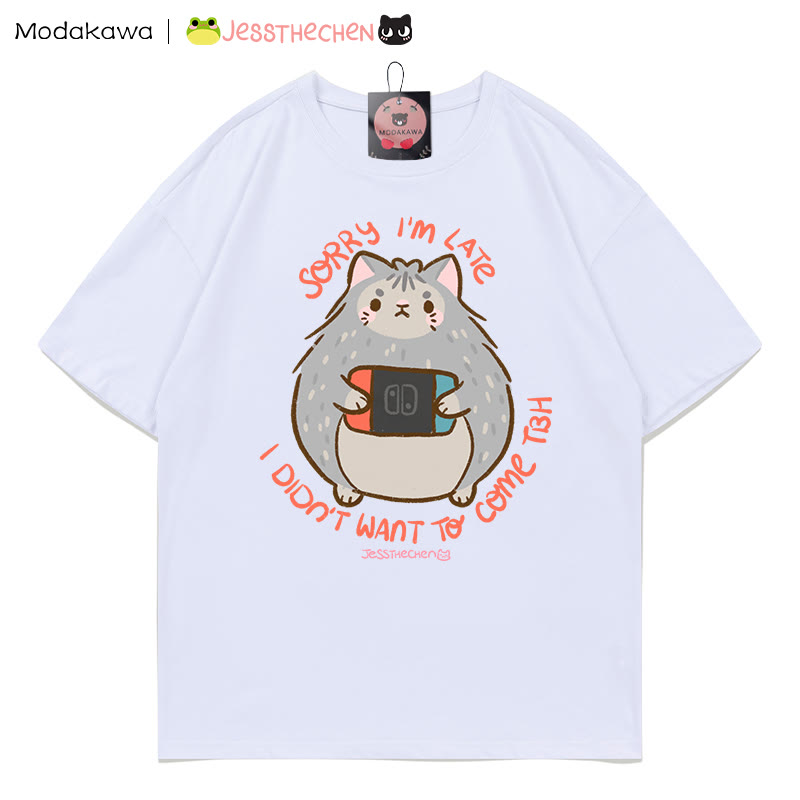 MODAKAWA X jessthechen SORRY I' M LATE I DIDN'T WANT TO COME TBH Kitty Graphic T-shirt - White - 5XL - image 2