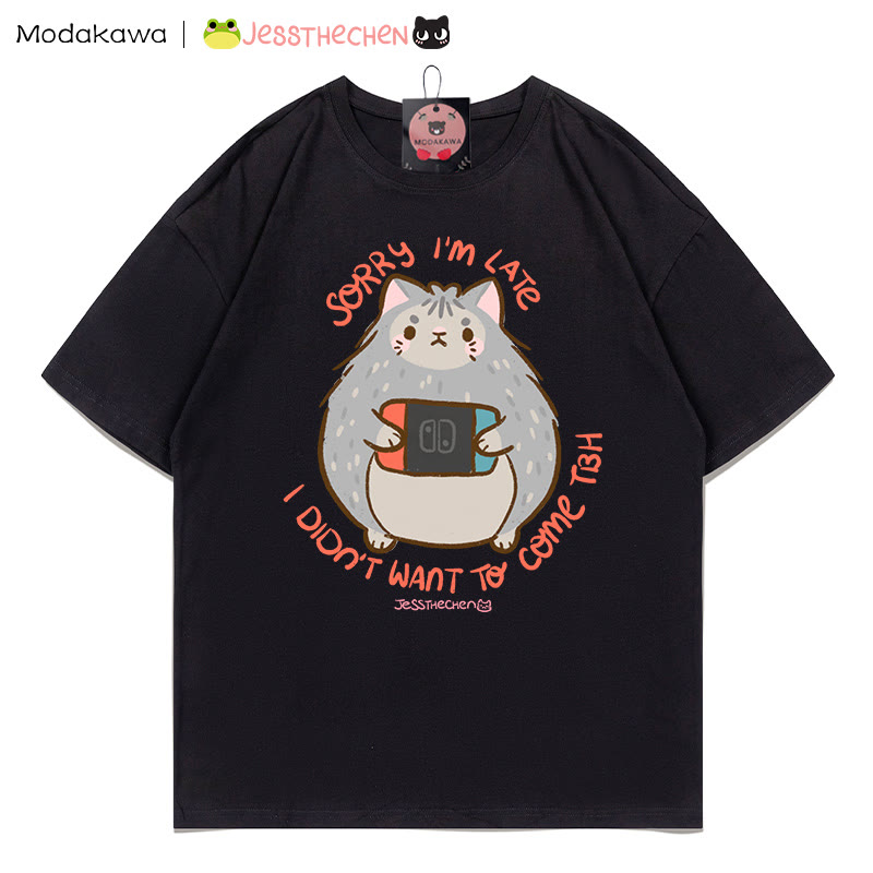 MODAKAWA X jessthechen SORRY I' M LATE I DIDN'T WANT TO COME TBH Kitty Graphic T-shirt - Black - 5XL - image 1