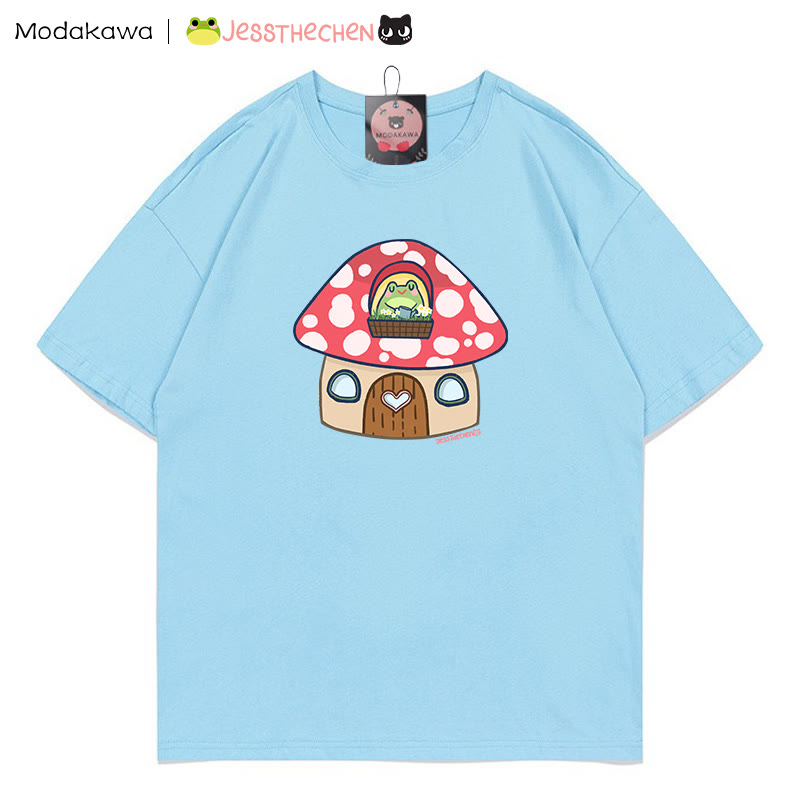 MODAKAWA X jessthechen Frosch im Pilzhaus Grafik-T-Shirt - Blue - 5XL - image 1