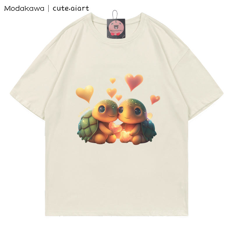 T-Shirt mit dem Aufdruck „Zwei kuschelnde Schildkröten“ - Beige - 5XL - image 3