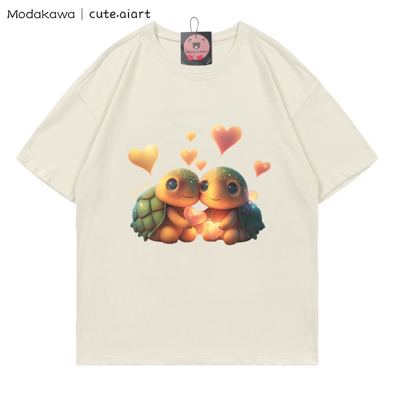 T-Shirt mit dem Aufdruck „Zwei kuschelnde Schildkröten“ - Beige - 5XL - image 3