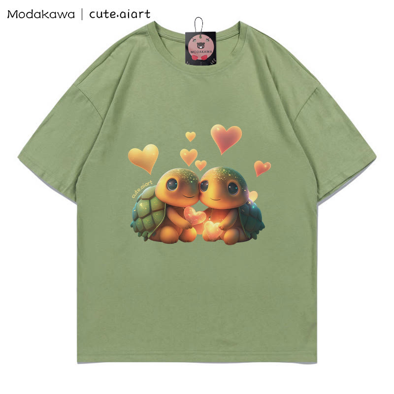 T-Shirt mit dem Aufdruck „Zwei kuschelnde Schildkröten“ - Green - 5XL - image 2