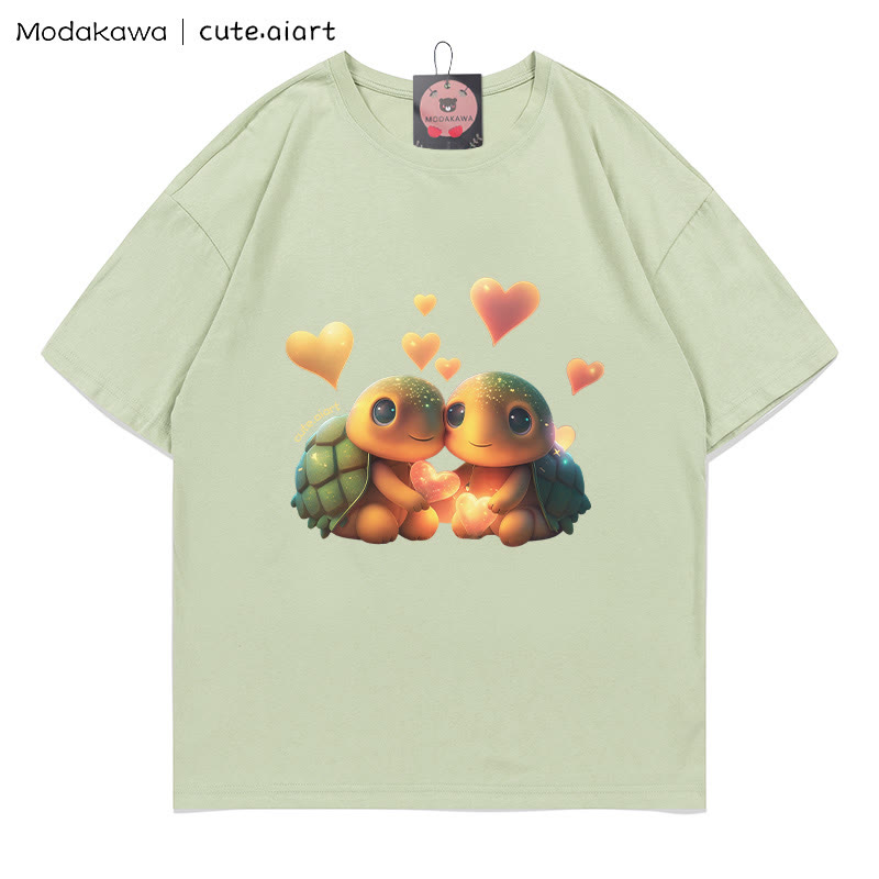 T-Shirt mit dem Aufdruck „Zwei kuschelnde Schildkröten“ - Light Green - 5XL - image 1