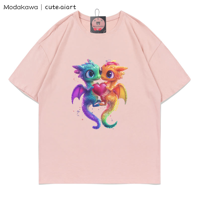 T-Shirt mit Grafik zweier kuschelnder Babydrachen - Dark Pink - 5XL - image 1