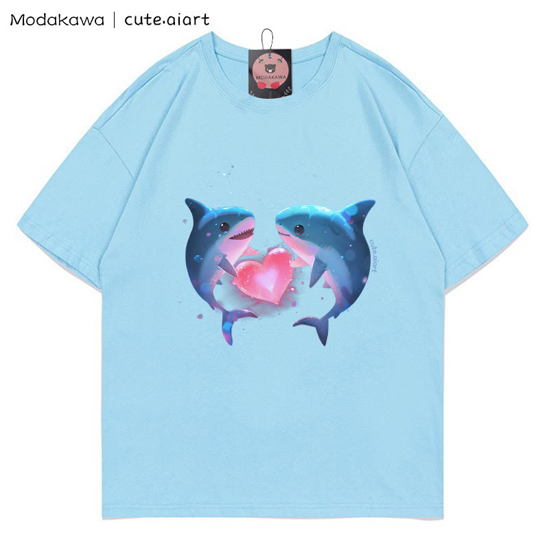 T-Shirt mit dem Aufdruck „Zwei sich kuschelnde Delfine“ - Blue - 5XL - image 1