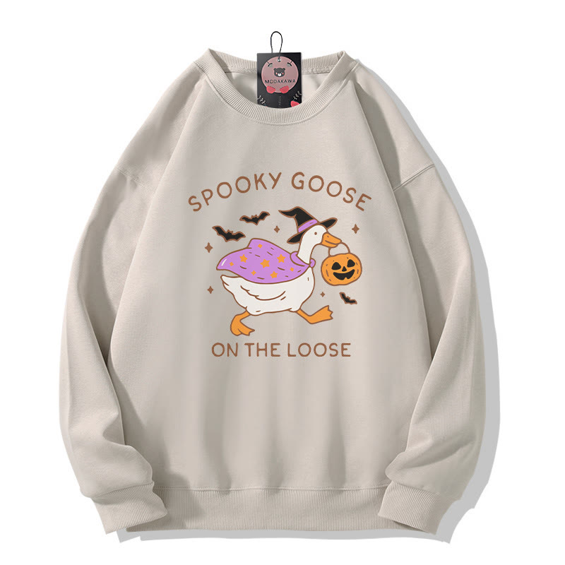 Gruselige Gans auf freiem Fuß – Hexengans mit Kürbis – Halloween-Grafik – Rundhals-Sweatshirt - Light Beige - 5XL - image 1