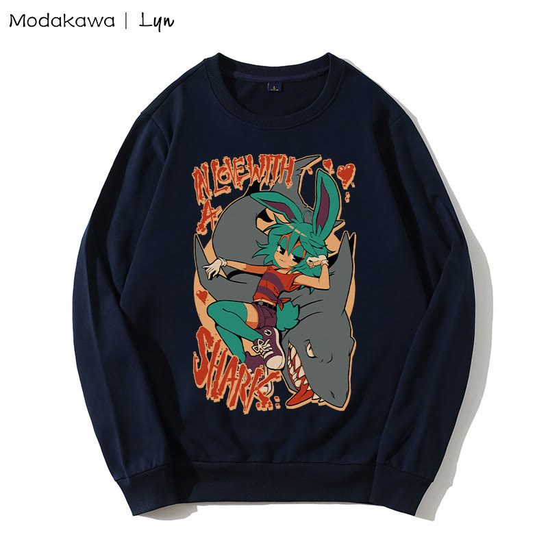 MODAKAWA X Lyn IN LOVE WITH A SHARK Sweatshirt mit Rundkragen und Bunny Girl-Hai-Print - Purplish Blue - 5XL - image 1