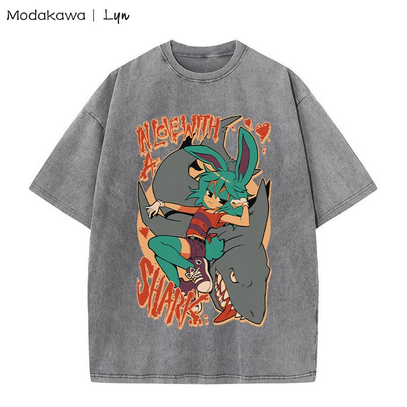 MODAKAWA X Lyn IN LOVE WITH A SHARK Unisex-T-Shirt mit Bunny-Girl-Hai-Grafik und gewaschenem Vintage-Look - Grey - 5XL - image 1
