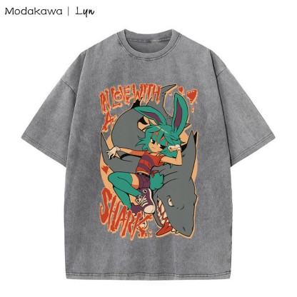 MODAKAWA X Lyn IN LOVE WITH A SHARK Unisex-T-Shirt mit Bunny-Girl-Hai-Grafik und gewaschenem Vintage-Look - Grey - 5XL - image 1