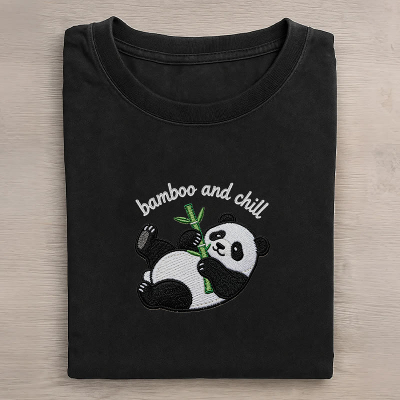 BAMBOO AND CHILL Unisex-T-Shirt mit Panda-Grafik im Vintage-Stil, verwaschen - Black - 5XL - image 1