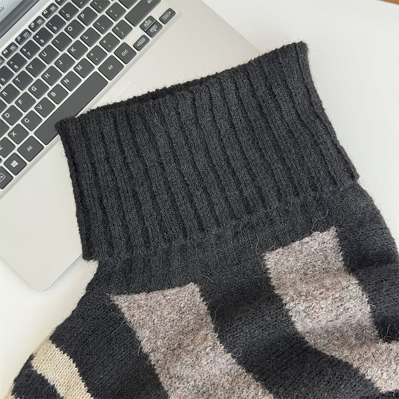 Strickpullover mit unregelmäßigen Streifen - image 4