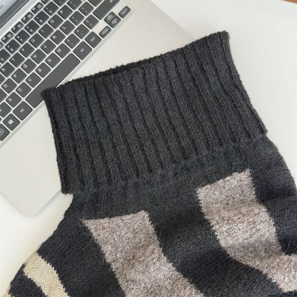 Strickpullover mit unregelmäßigen Streifen - image 4