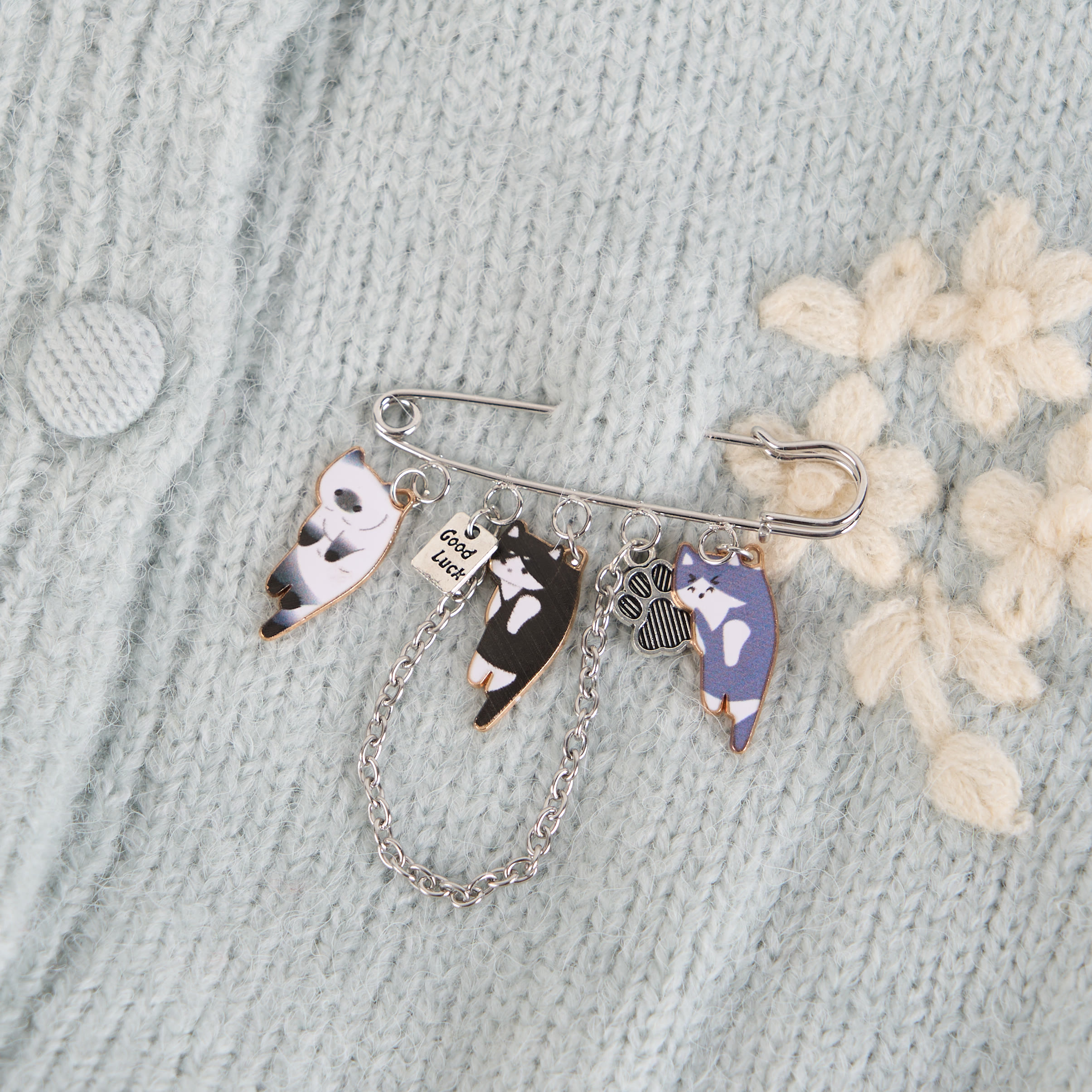 Süße Katzen-Sicherheitsnadel-Brosche – Kawaii-Glücksbringer mit Katzen- und Pfotenanhängern für Taschen, Pullover und Geschenke - B - One Size - image 2