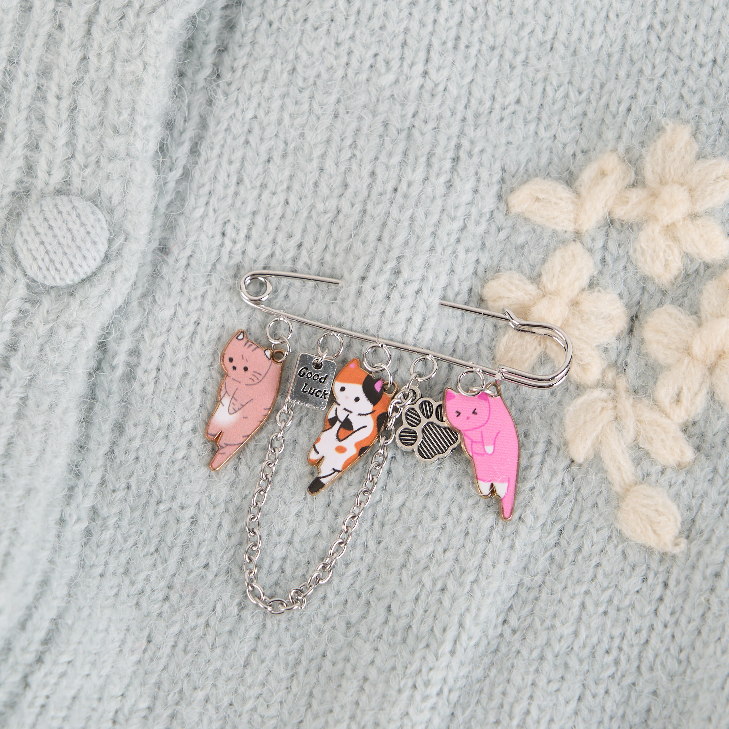 Süße Katzen-Sicherheitsnadel-Brosche – Kawaii-Glücksbringer mit Katzen- und Pfotenanhängern für Taschen, Pullover und Geschenke - A - One Size - image 1
