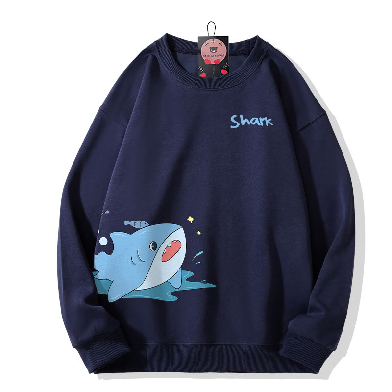 Sweatshirt mit verspieltem Hai-Motiv und Rundhalsausschnitt - Purplish Blue - 5XL - image 1