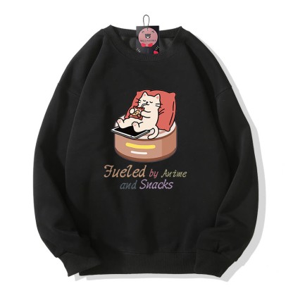 FUELED BY ANIME AND SNACKS: Lazy Cat Grafik-Sweatshirt mit Rundhalsausschnitt - Black - 5XL - image 2