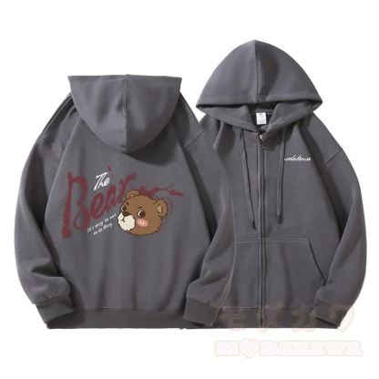 MODAKAWA IT'S OKAY TO NOT BE OKAY Kapuzenpullover mit Bären-Grafik und Reißverschluss - image 1