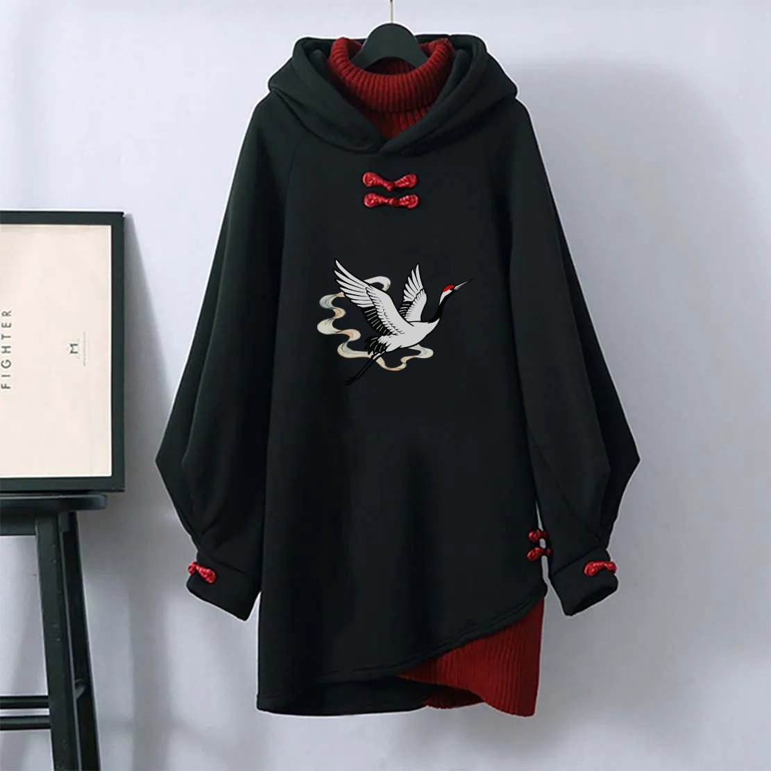 MODAKAWA Kapuzenpullover-Kleid mit fliegendem Kranich-Motiv und Schnalle im Vintage-Stil - Black - 3XL - image 1