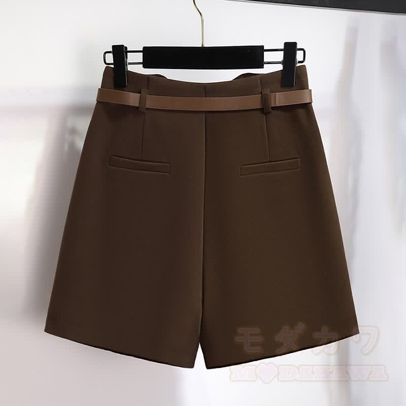 Zweiteiler aus Strickpullover, Gürtel und Shorts - image 4