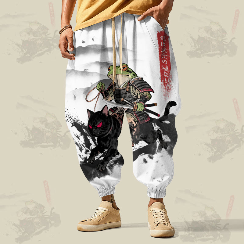 MODAKAWA Loungehose mit Allover-Print: Samurai-Frosch auf schwarzer Katze (Tinte Wash), Kordelzug - White - 5XL - image 1