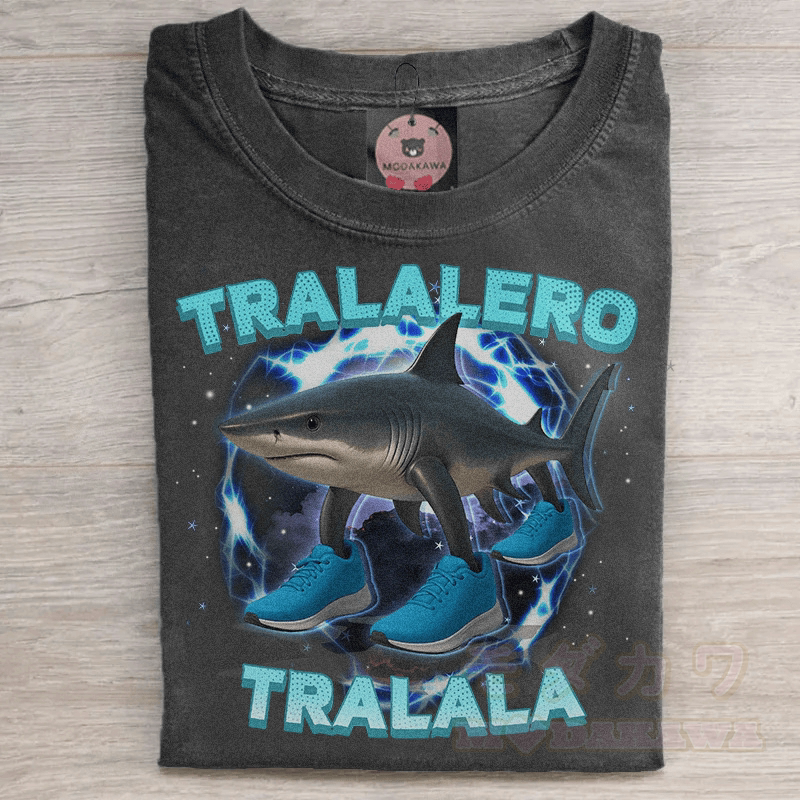 MODAKAWA TRALALERO TRALALA Shark Graphic Unisex Vintage Washed T-Shirt - Schwarz - 5XL - image 1