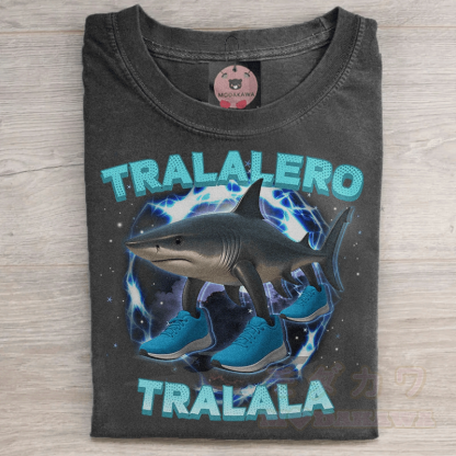 MODAKAWA TRALALERO TRALALA Shark Graphic Unisex Vintage Washed T-Shirt - Schwarz - 5XL - image 1