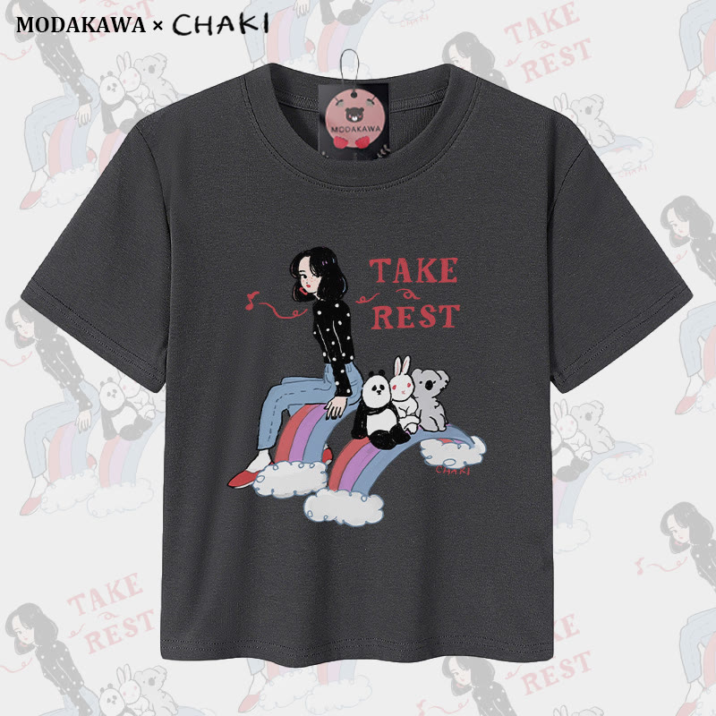 TAKE A REST Mädchen sitzt mit Tieren auf Regenbogen-Grafik Crop-Top für Damen, 92 % gekämmte Baumwolle - Grey - XL - image 1