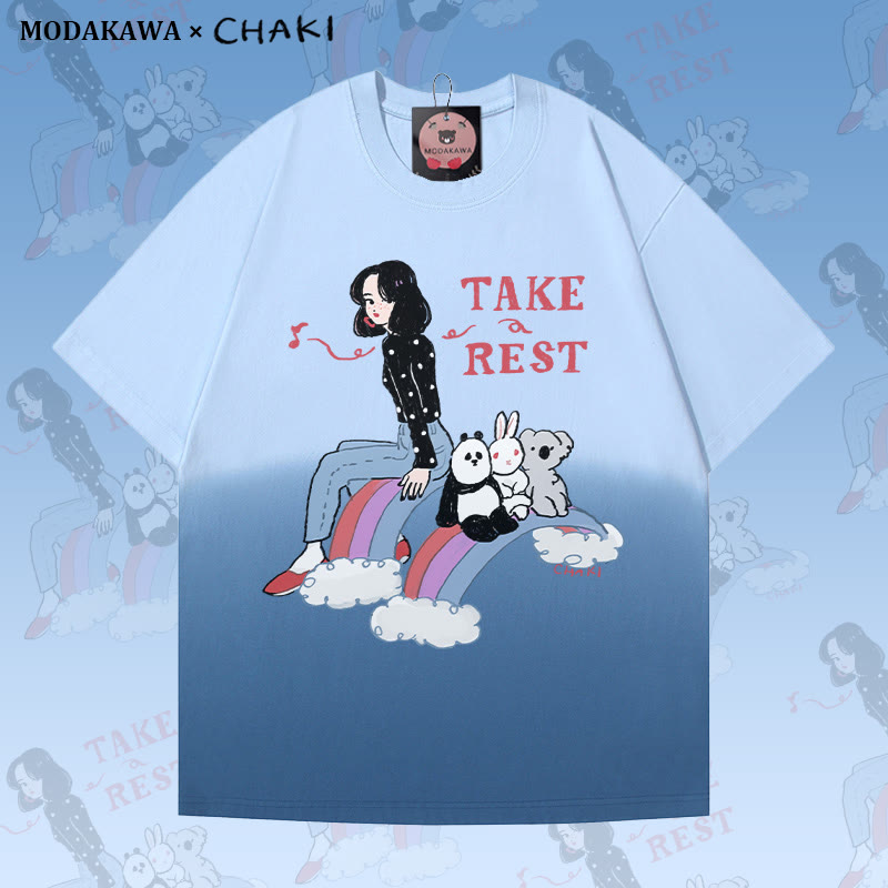 Gönn dir eine Pause! Mädchen sitzt mit Tieren auf einem Regenbogen-Grafik-Farbverlauf-T-Shirt - Blue - 4XL - image 1