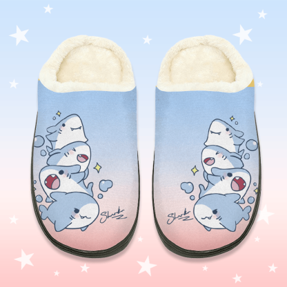 MODAKAWA Hausschuhe mit Farbverlauf und verspieltem Hai-Motiv, Plüsch, für drinnen - Blue&Pink - 44-45 - image 1