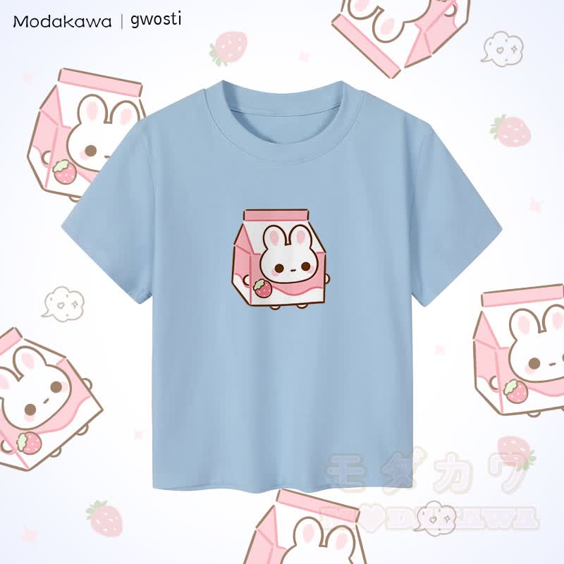MODAKAWA X gwosti Strawbunny Milk Graphic Damen Crop-Top aus 92 % gekämmter Baumwolle - Blau - XL - image 2