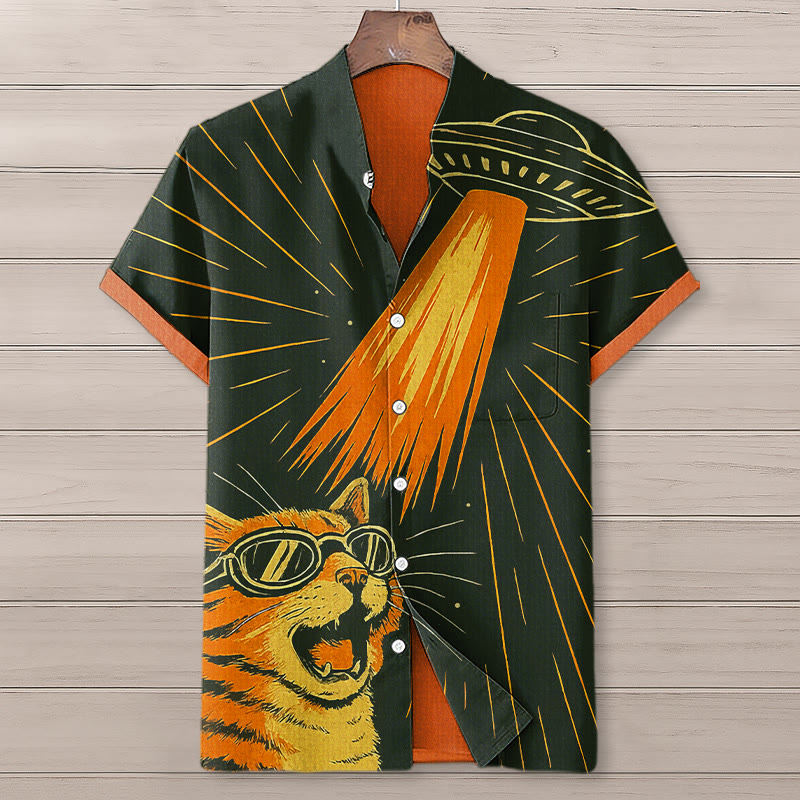 T-Shirt mit Retro-Future-Kunstdruck: Verängstigte Katze trifft auf UFO - Black - 5XL - image 1