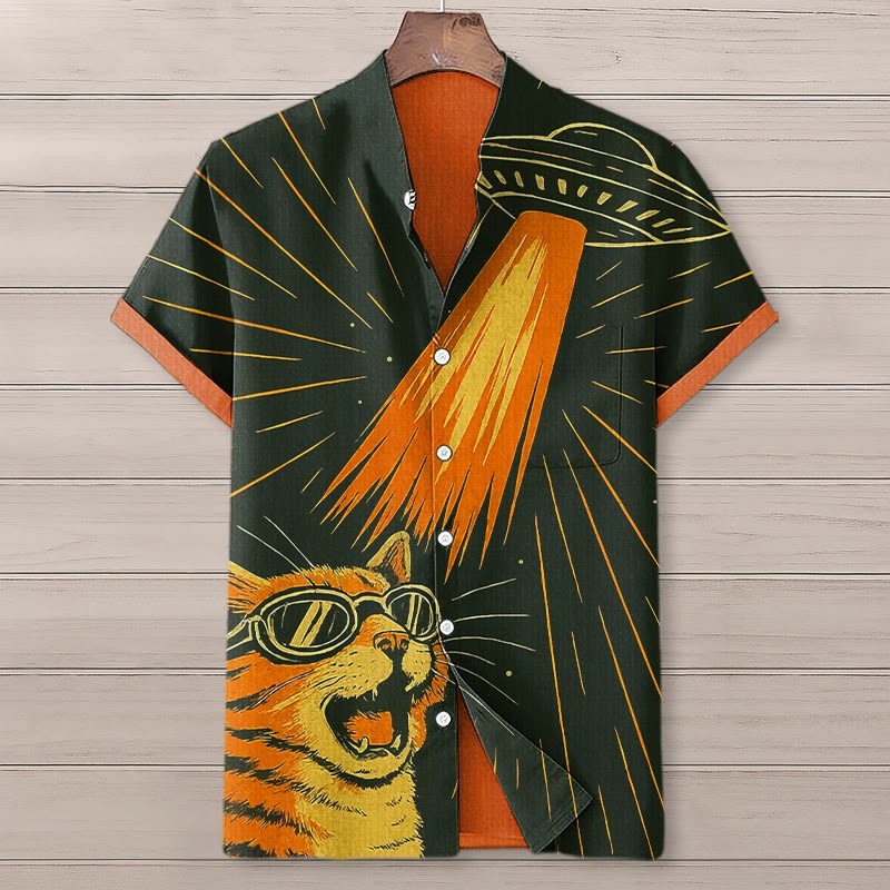 T-Shirt mit Retro-Future-Kunstdruck: Verängstigte Katze trifft auf UFO - Black - 5XL - image 1
